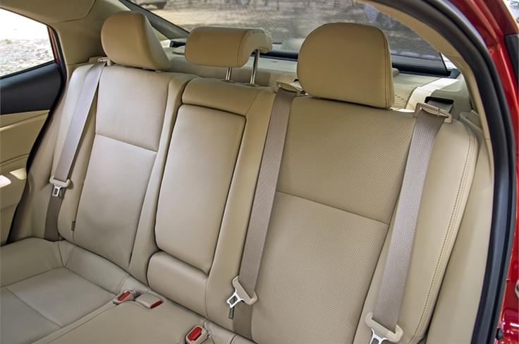 All three passengers at the rear get three point seat belts: nice. All three passengers at the rear get three point seat belts: nice.